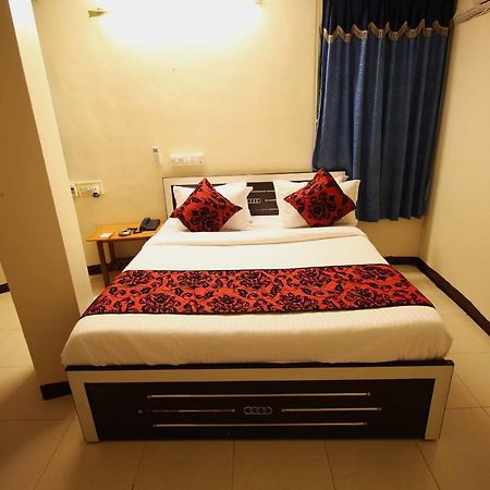 Oyo Hotel Blue Diamond Ahmedabad Exterior foto