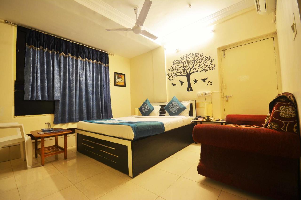 Oyo Hotel Blue Diamond Ahmedabad Exterior foto