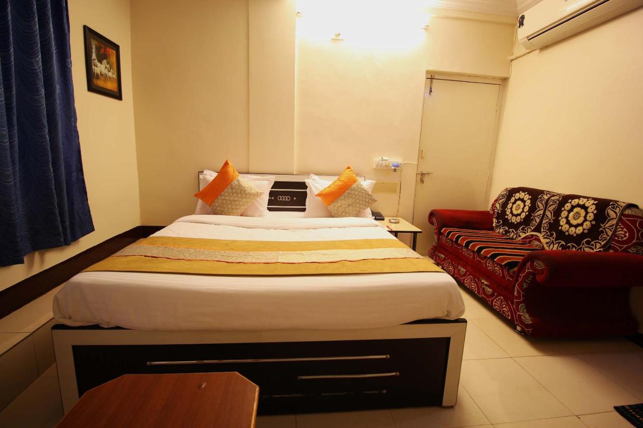 Oyo Hotel Blue Diamond Ahmedabad Exterior foto