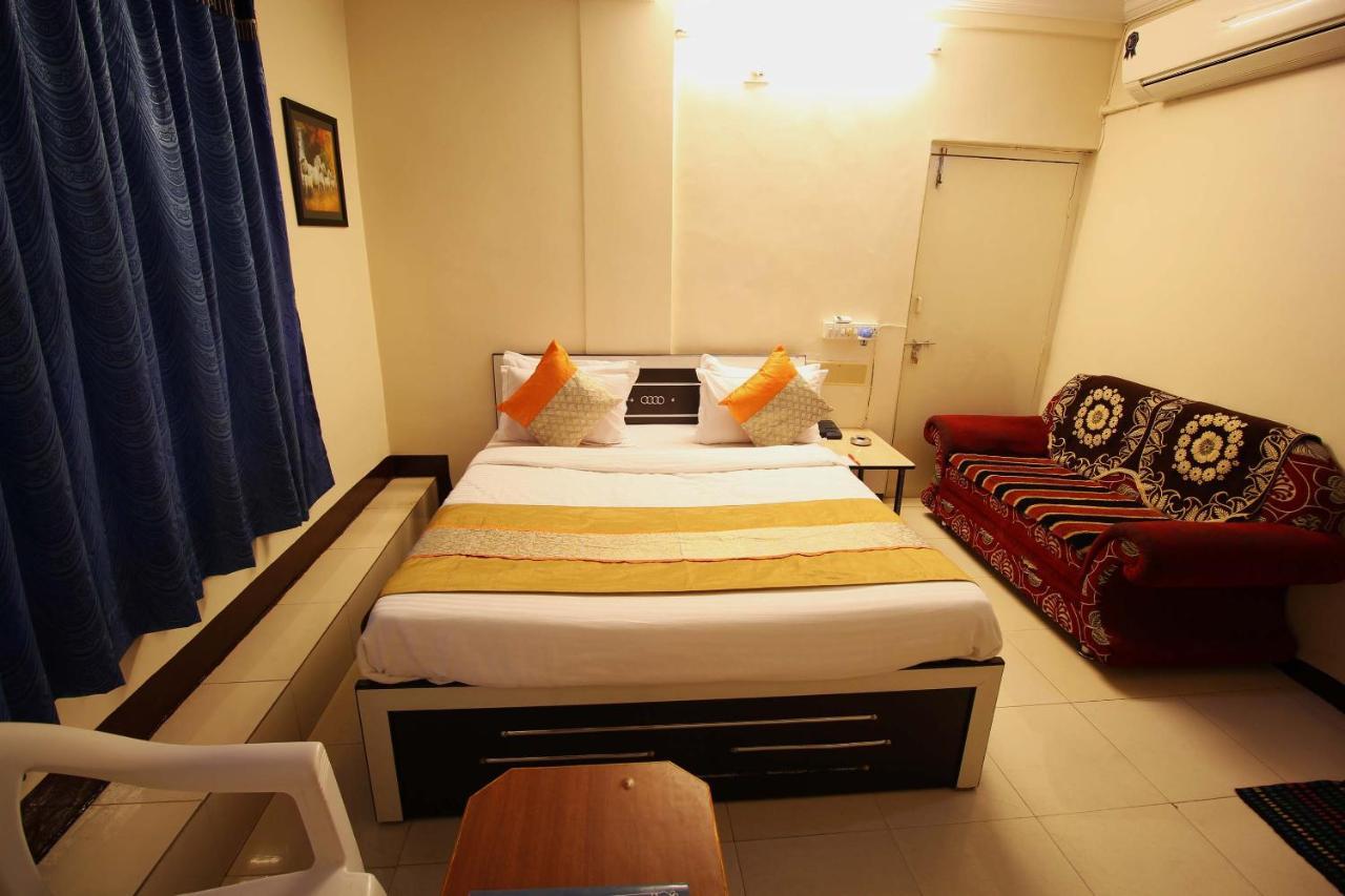 Oyo Hotel Blue Diamond Ahmedabad Exterior foto