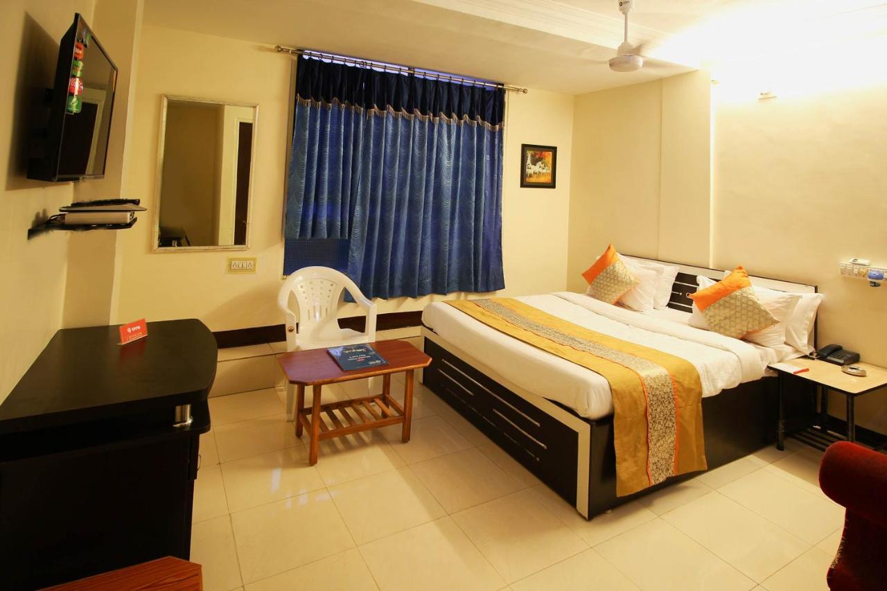 Oyo Hotel Blue Diamond Ahmedabad Exterior foto