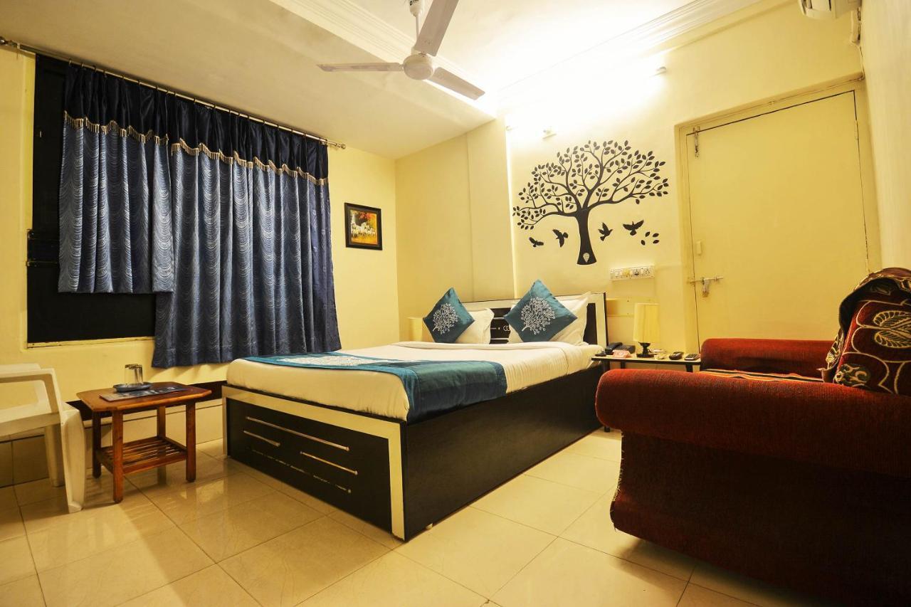 Oyo Hotel Blue Diamond Ahmedabad Exterior foto