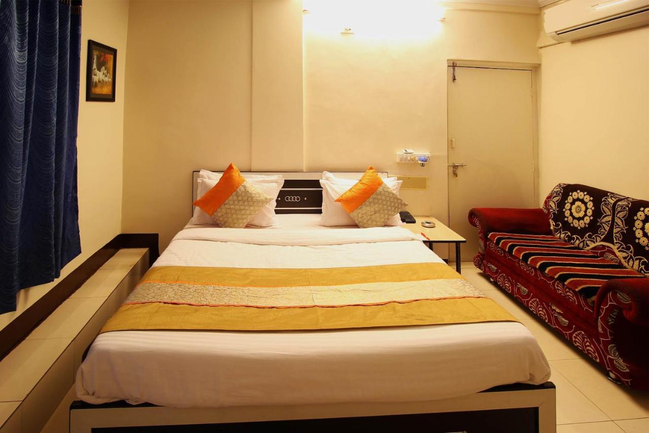 Oyo Hotel Blue Diamond Ahmedabad Exterior foto